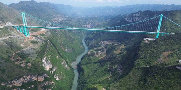 A ponte mais alta do mundo a 625 metros do chão encurta uma viagem de horas e se transforma em nova joia turística