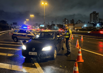 Motorista sendo multado na estrada