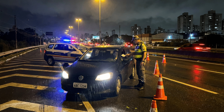 Motorista sendo multado na estrada