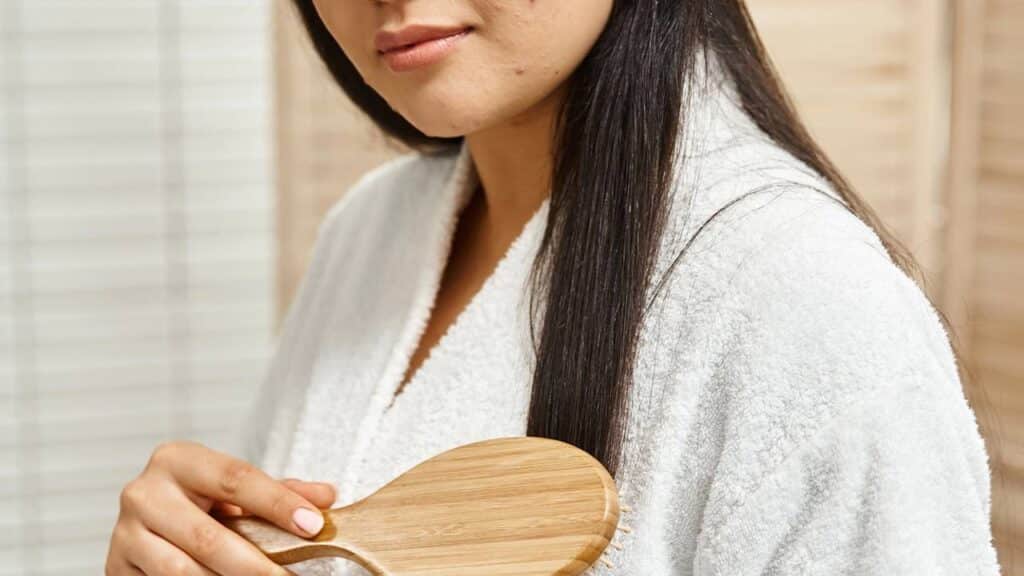 Adeus penteado de vovó, 7 penteados simples que levantam o visual e dão efeito “mais jovem” na hora