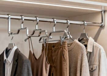 Esse novo cabide deixa seu guarda-roupa organizado em minutos sem esforço