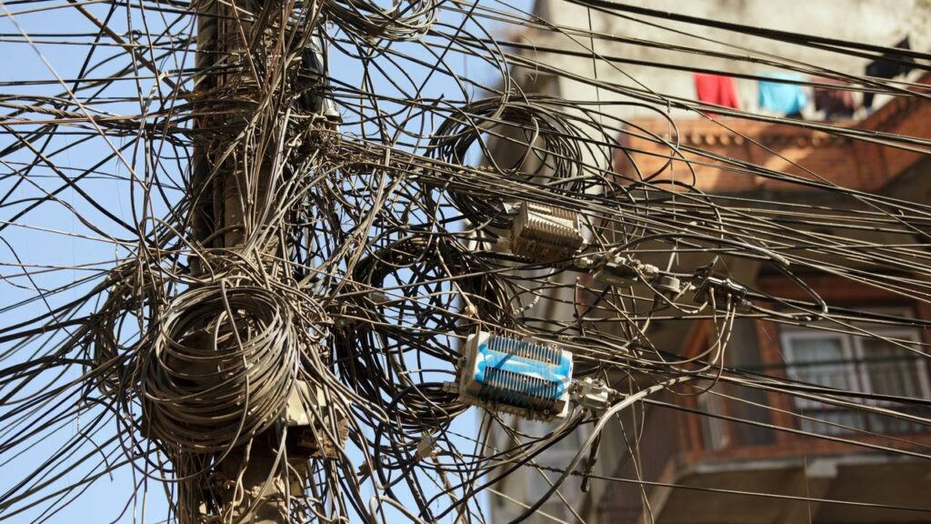 Nova lei que já está aprovada no Brasil diz que todos os fios dos postes devem ser enterrados e promete dar uma nova cara para as cidades brasileiras