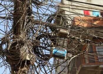 Nova lei foi aprovada no Brasil e agora todos os fios dos postes devem ser colocados debaixo da terra