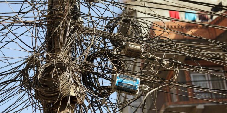 Nova lei foi aprovada no Brasil e agora todos os fios dos postes devem ser colocados debaixo da terra