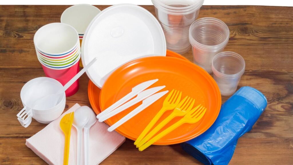 Anvisa determina recolhimento de pratos plásticos utilizados em festinhas de criança em todo o Brasil por riscos de contaminação