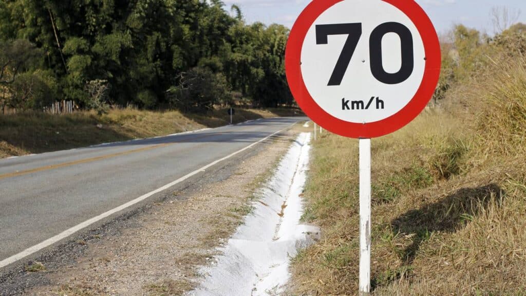 Limite de velocidade para dirigir nas estradas passa por mudança