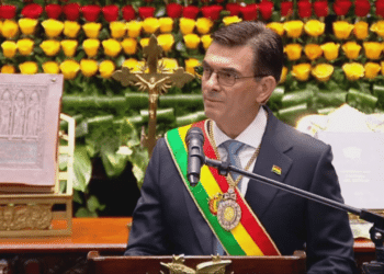Novo presidente da Bolívia afirma que herda um país devastado após assumir o cargo