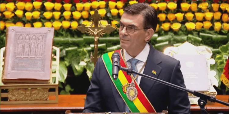 Novo presidente da Bolívia afirma que herda um país devastado após assumir o cargo