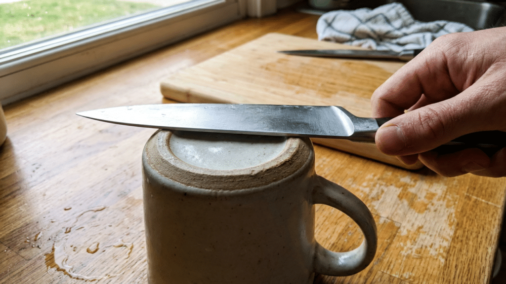 O truque da xícara que afia qualquer faca em segundos de forma simples em casa