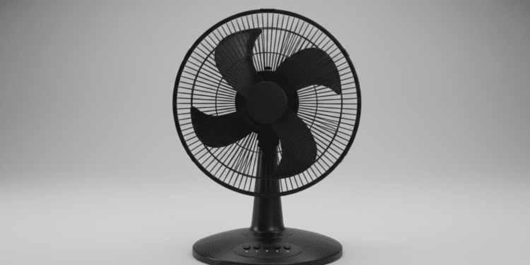 Vi na internet e testei: Usei uma sacola plástica para limpar o ventilador em casa e funcionou!