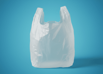 O truque que viralizou no mundo utilizando sacolas plásticas para limpar vidros, espelhos e fogão