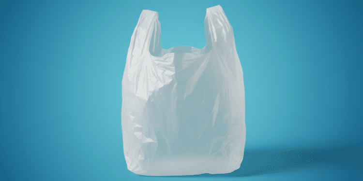 O truque que viralizou no mundo utilizando sacolas plásticas para limpar vidros, espelhos e fogão