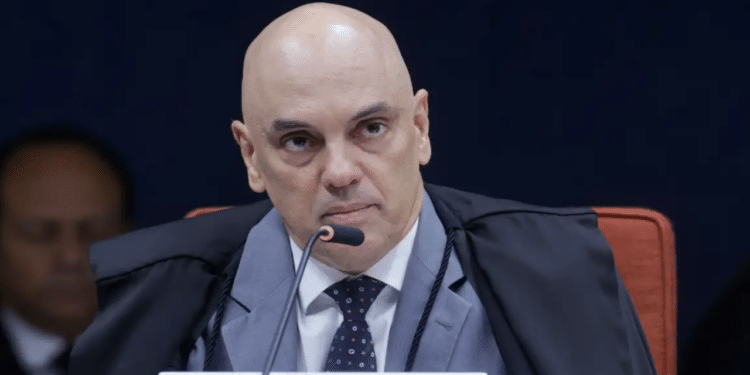 Decisão de Moraes ordena a prisão de Bolsonaro em regime fechado