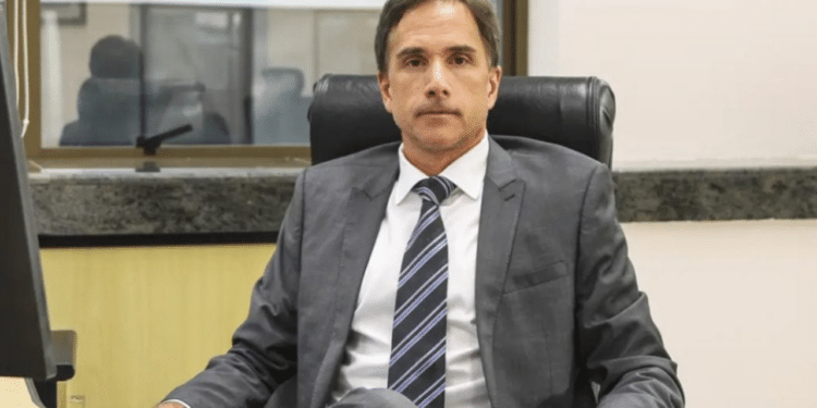 Juíz federal fã de Lula e suspeito de roubar champanhe é afastado