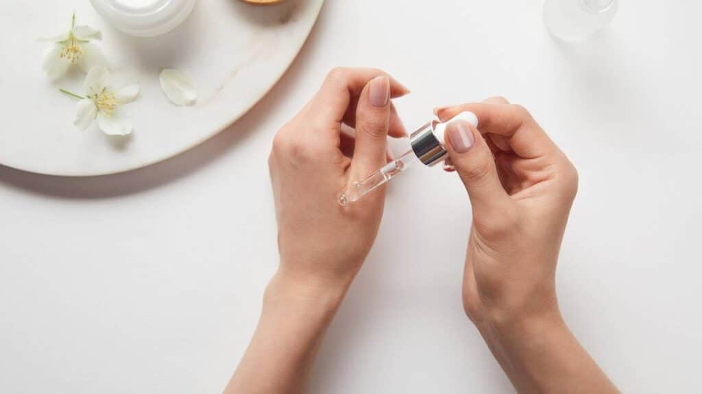 6 séruns de vitamina C que iluminam e uniformizam a pele madura