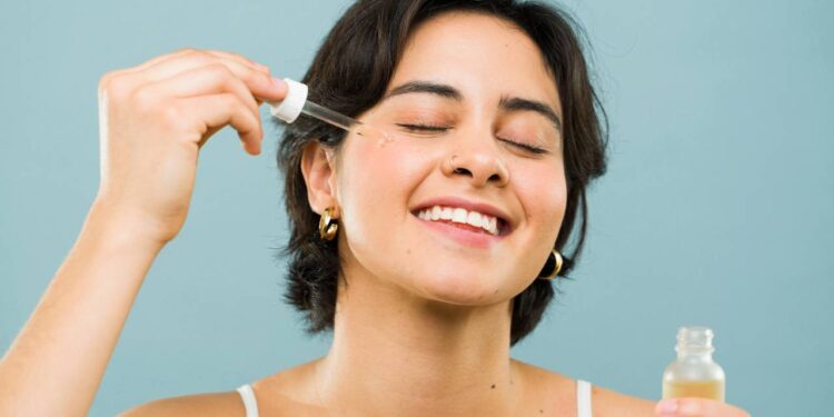 6 séruns de vitamina C que iluminam e uniformizam a pele madura