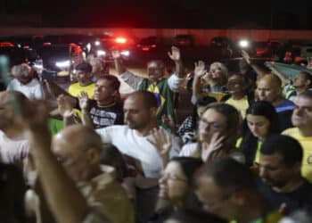 Homem critica Bolsonaro em vigília e acaba agredido por apoiadores