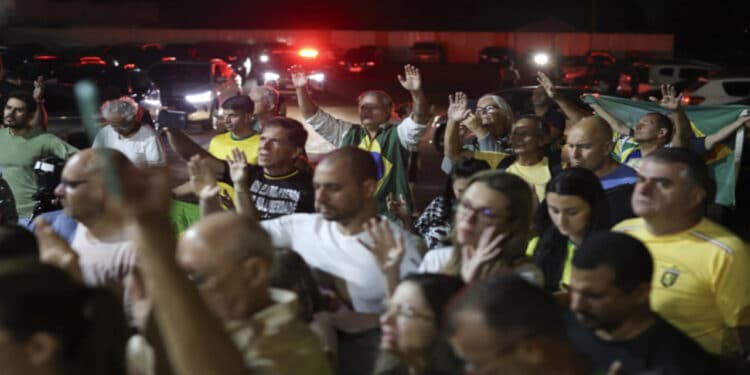 Homem critica Bolsonaro em vigília e acaba agredido por apoiadores