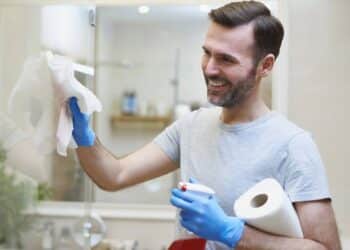 A mistura aprovada por engenheiro químico que remove manchas do box em minutos