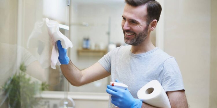 A mistura aprovada por engenheiro químico que remove manchas do box em minutos