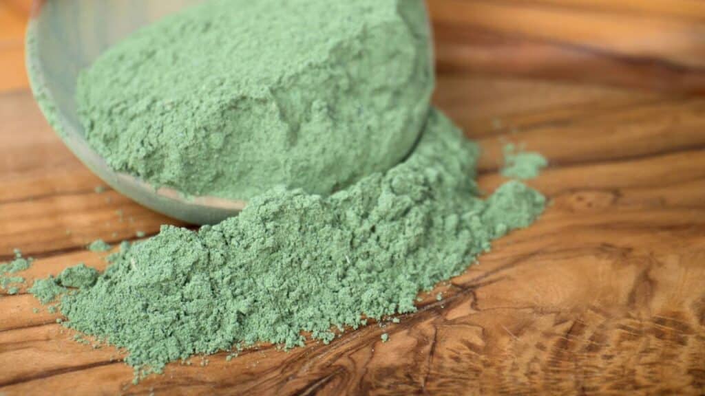 Adeus aos cabelos brancos com essas 3 plantas antigas que tingem sem química