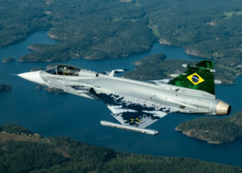 Avião Gripen recém-chegado revela que frota brasileira continua incompleta e sem uso