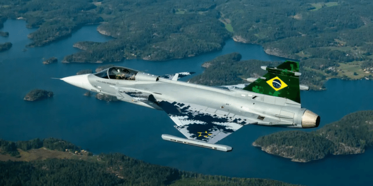 Avião Gripen recém-chegado revela que frota brasileira continua incompleta e sem uso