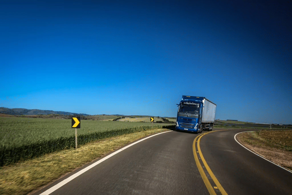 Volvo FH na estrada - Créditos: Divulgação/Volvo