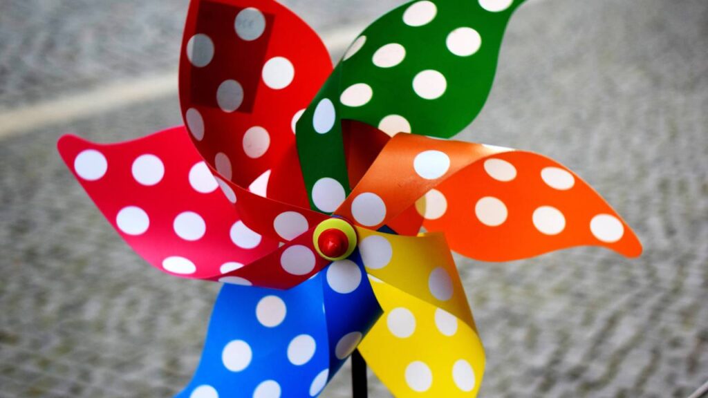 Por que muitas pessoas costumam colocar cataventos no jardim de casa?