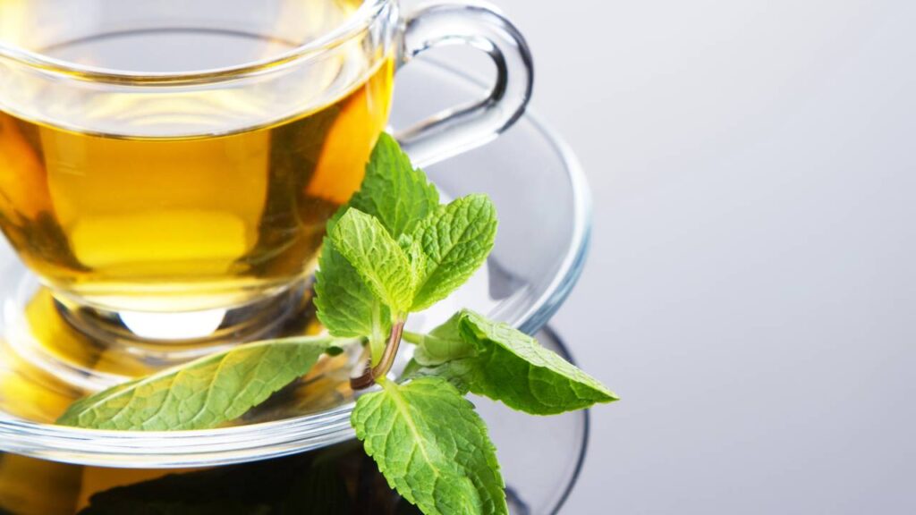 O chá matinal que está ajudando muitas pessoas a emagrecer antes do verão