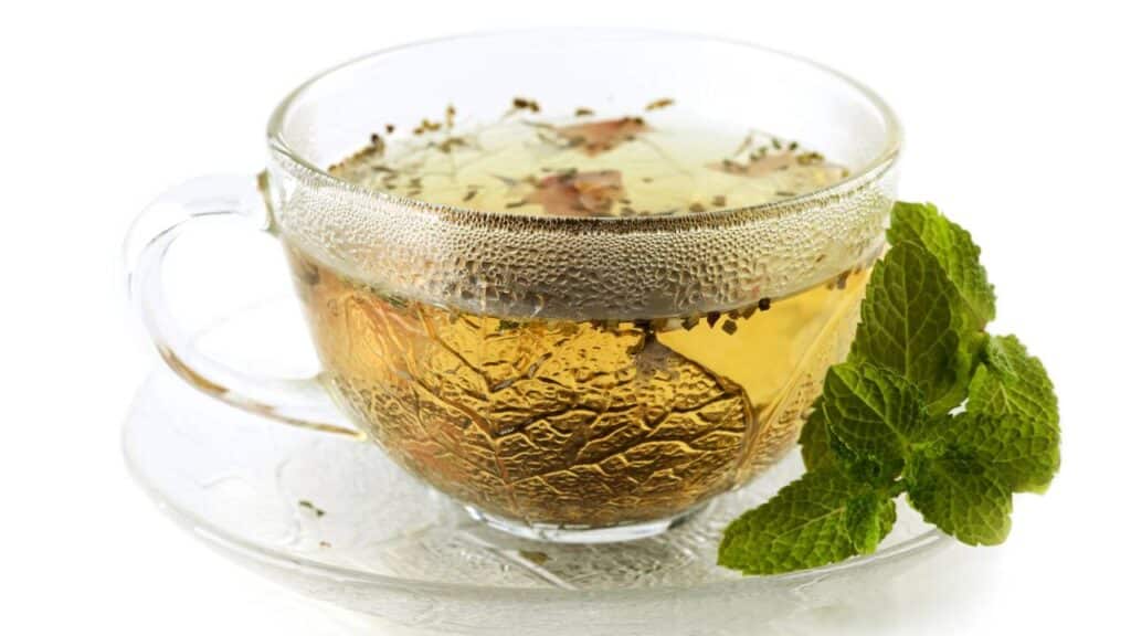 O chá caseiro que está conquistando quem sofre com ansiedade e dor de cabeça