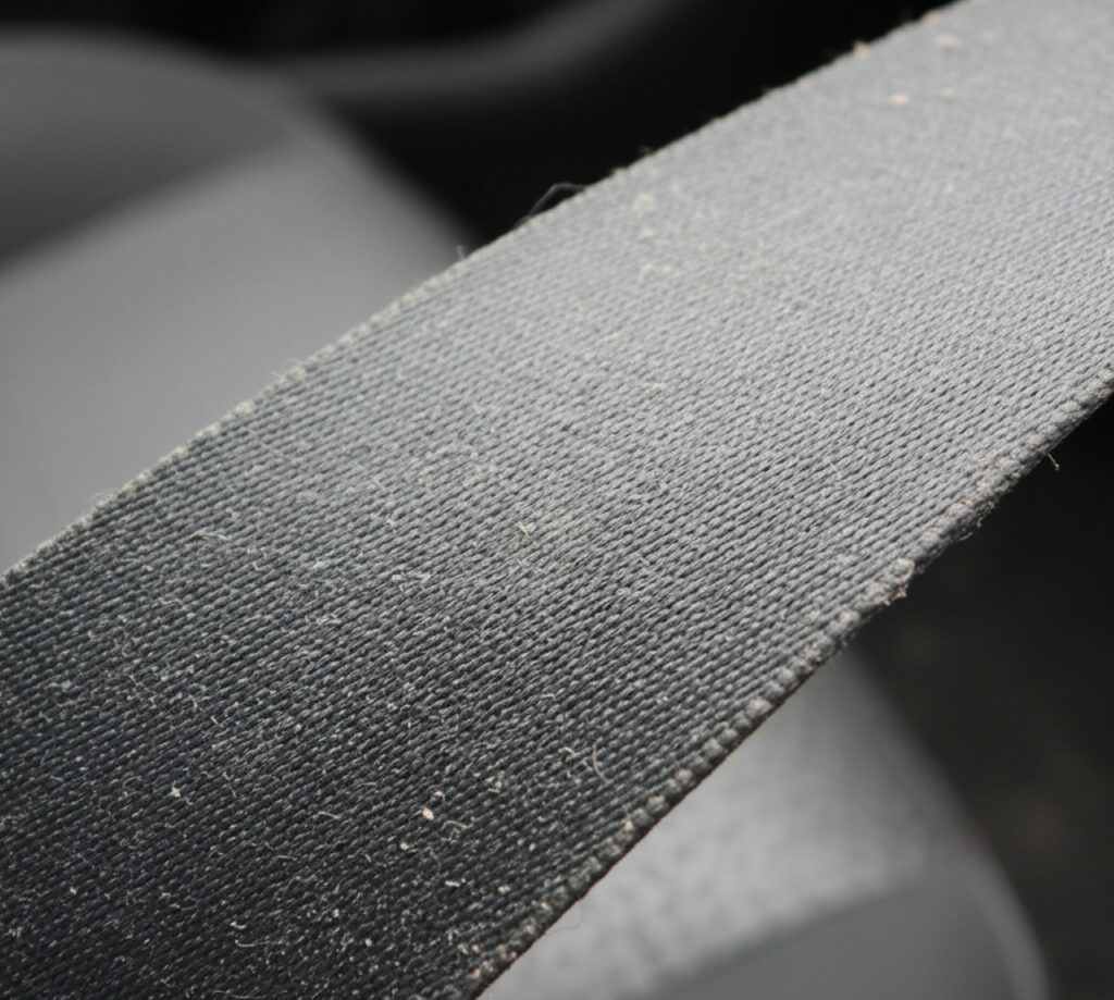 Como limpar o cinto de segurança com solução caseira e evitar mofo, manchas e mau cheiro no carro