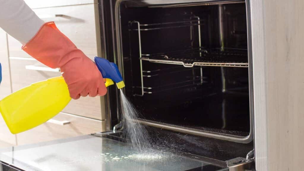 A mistura certa para limpar o vidro do forno sem riscar nem deixar manchas