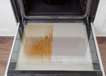 A mistura certa para limpar o vidro do forno sem riscar nem deixar manchas