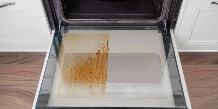 A mistura certa para limpar o vidro do forno sem riscar nem deixar manchas