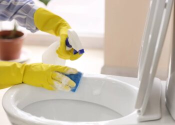 Essa mistura caseira com 3 ingredientes deixou meu banheiro como novo