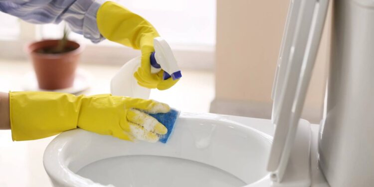 Essa mistura caseira com 3 ingredientes deixou meu banheiro como novo