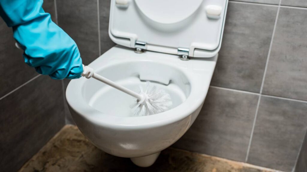 Essa mistura caseira com 3 ingredientes deixou meu banheiro como novo