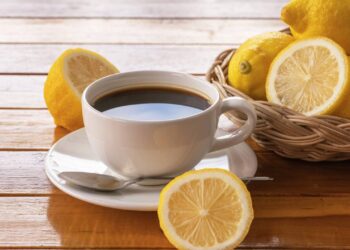 Método antigo com café e limão ganha destaque por ser seguro e barato contra mosquitos