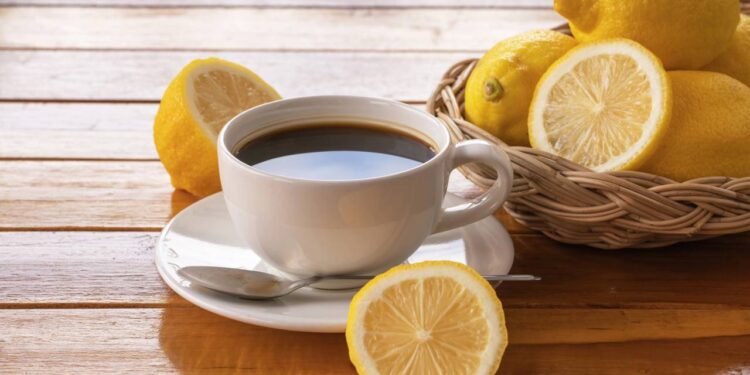 Método antigo com café e limão ganha destaque por ser seguro e barato contra mosquitos