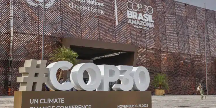 COP30 encerra negociações sem consenso sobre combustíveis fósseis