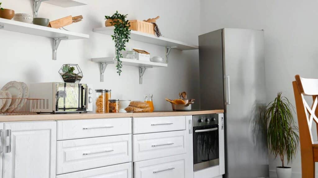 Não empena, nem mofa: a nova tendência de 2026 para os armários de cozinha
