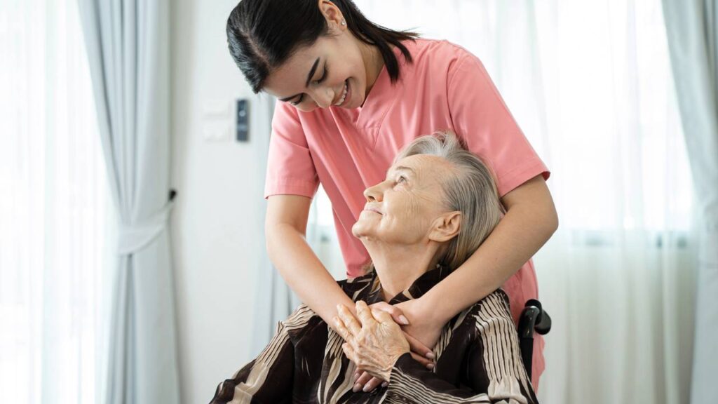 Governo anuncia pagamento de R$ 759 por mês para quem cuida de idoso em casa