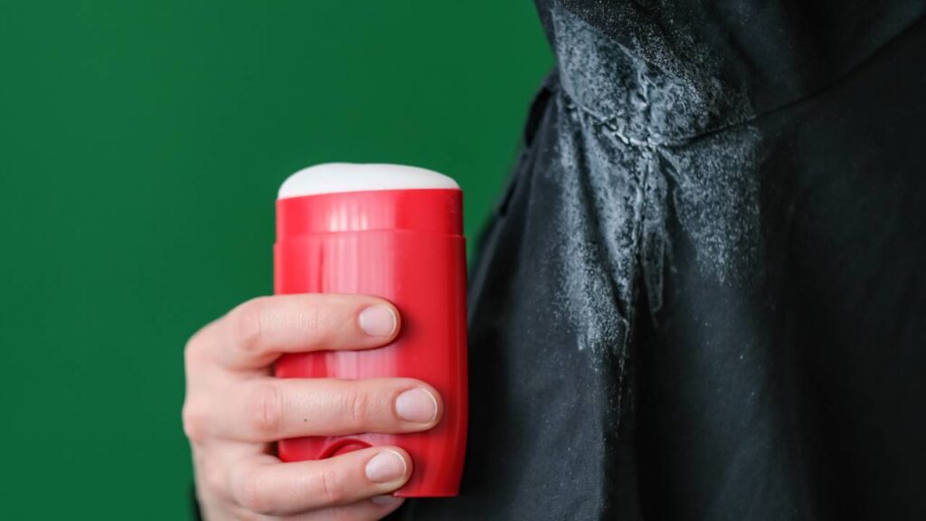 Aprenda a salvar suas roupas das manchas de desodorante com um método simples