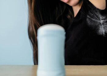 Aprenda a salvar suas roupas das manchas de desodorante com um método simples