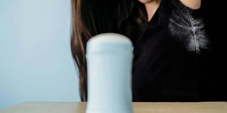 Aprenda a salvar suas roupas das manchas de desodorante com um método simples