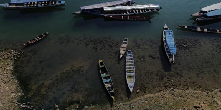 EUA atacam barco no Caribe e matam três em operação antidrogas