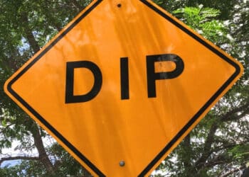 Entenda o significado da placa DIP e sua função na segurança do trânsito