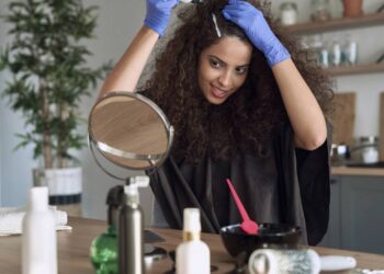 Cinco tintas sem amônia que apagam os fios brancos em poucos minutos