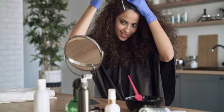 Cinco tintas sem amônia que apagam os fios brancos em poucos minutos